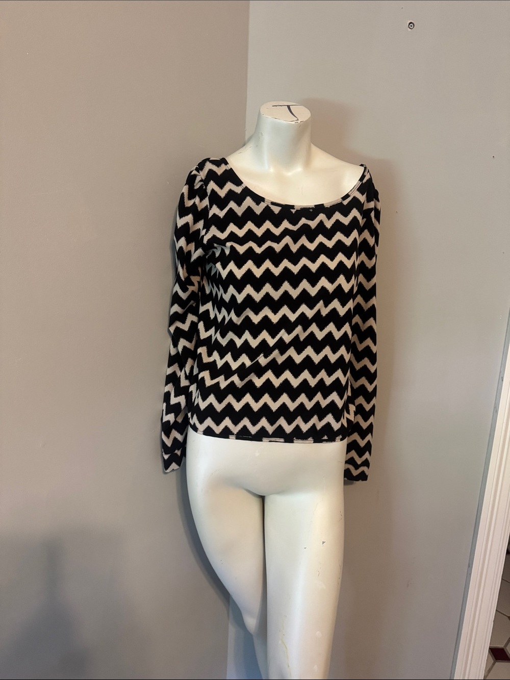 Black & Cream Chevron Cutout back Long Sleeve blouse. Super cute Small